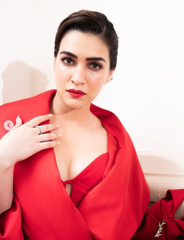 Valentine’s Day 2026: From Kriti Sanon to Shraddha Kapoor, 7 Bollywood Divas Turning Up the Heat in Red 15 Valentine’s Day 2026: From Kriti Sanon to Shraddha Kapoor, 7 Bollywood Divas Turning Up the Heat in Red