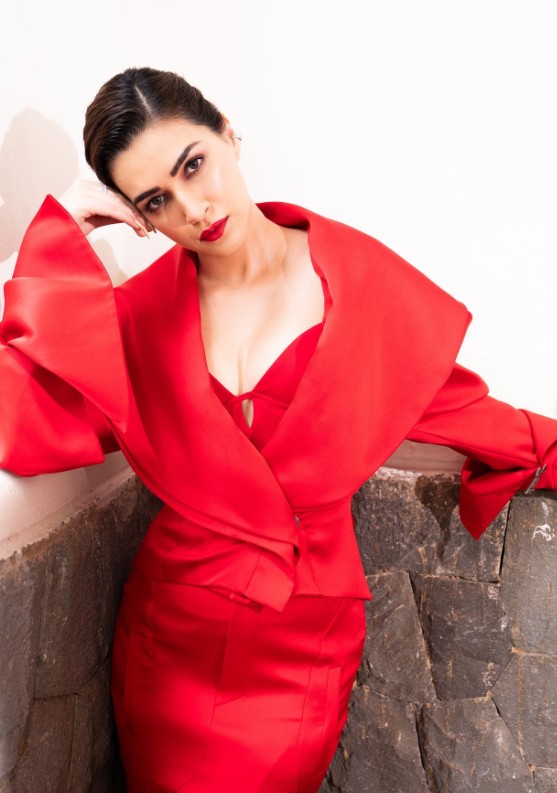 Valentine’s Day 2026: From Kriti Sanon to Shraddha Kapoor, 7 Bollywood Divas Turning Up the Heat in Red 13 Valentine’s Day 2026: From Kriti Sanon to Shraddha Kapoor, 7 Bollywood Divas Turning Up the Heat in Red