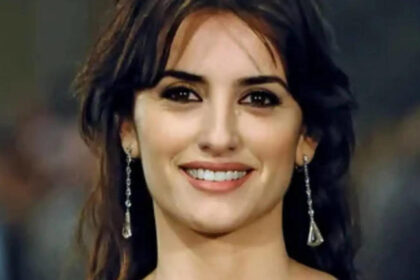 Penelope Cruz discussing a memorable Halloween plane incident involving Salma Hayek.