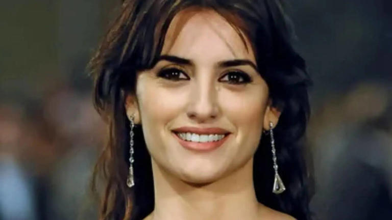 Penelope Cruz discussing a memorable Halloween plane incident involving Salma Hayek.