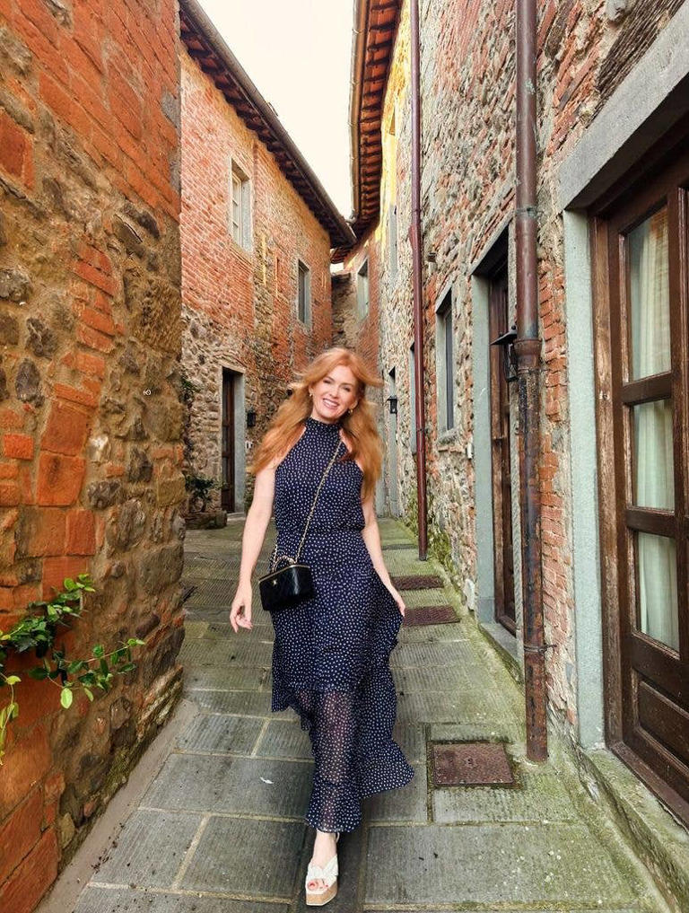 Isla Fisher and Emmanuelle Chriqui Bring Timeless Elegance to a Dream Wedding in Tuscany 12 sdfdsfd