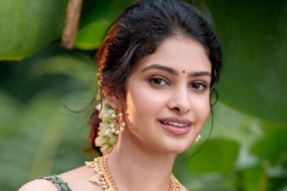 Manasa Varanasi in a cream and gold Kasavu saree with traditional gold jewellery and jasmine flowers for Onam