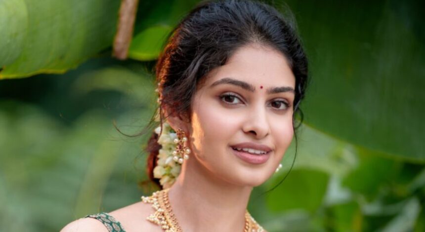 Manasa Varanasi’s Onam Look Stuns in Elegant Kasavu Saree and Traditional Jewellery 11 Manasa Varanasi in a cream and gold Kasavu saree with traditional gold jewellery and jasmine flowers for Onam