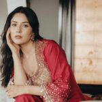 Shehnaaz Gill’s Unexpected Nathni Mishap During Ishqnama Shoot 2 Shehnaaz Gill during the Ishqnama shoot after her nose ring mishap
