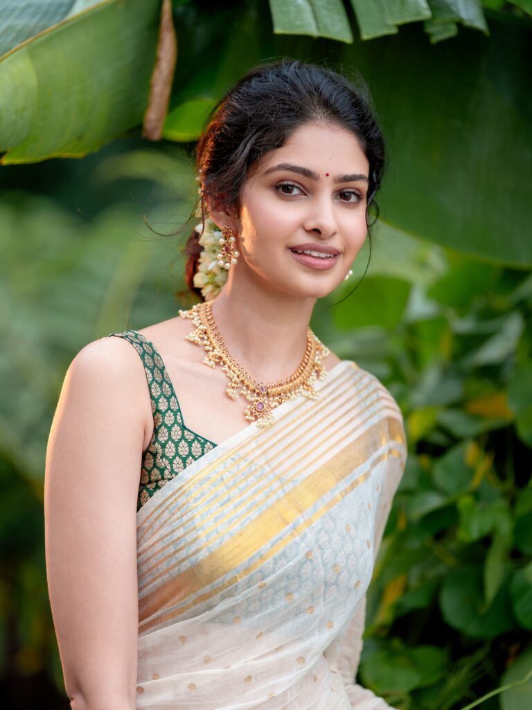 Manasa Varanasi’s Onam Look Stuns in Elegant Kasavu Saree and Traditional Jewellery 12 A Classic Kasavu Saree for the Festive Occasion