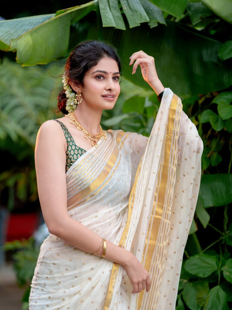 Manasa Varanasi’s Onam Look Stuns in Elegant Kasavu Saree and Traditional Jewellery 13 Traditional Gold Jewellery Completes the Look