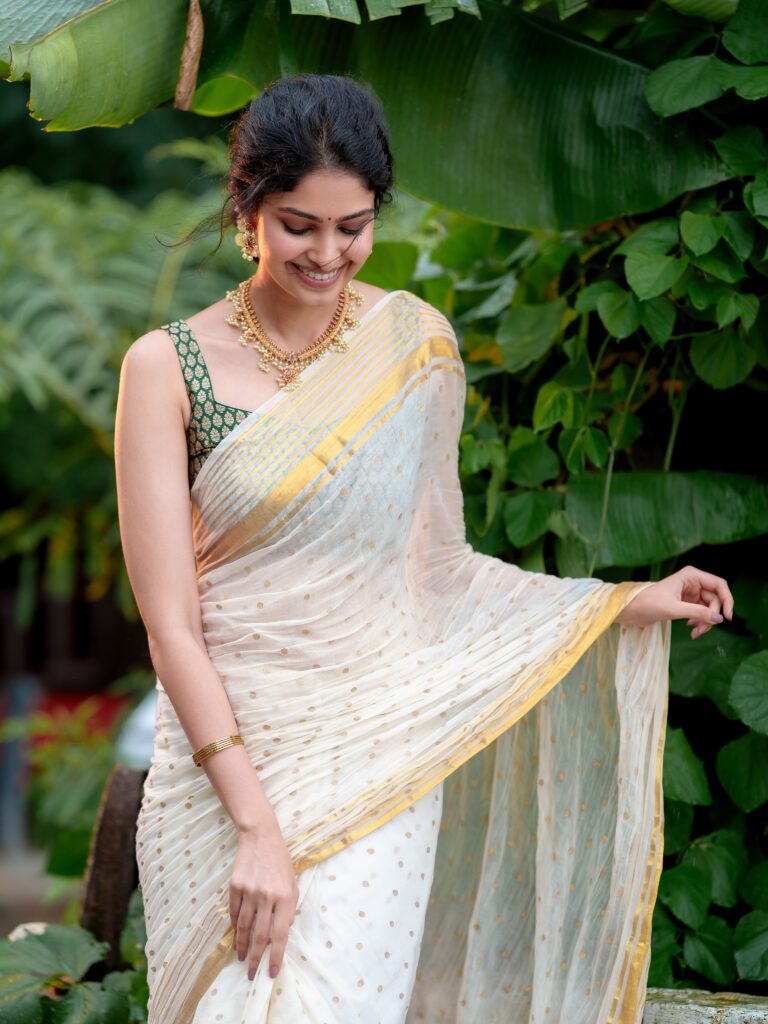 Manasa Varanasi’s Onam Look Stuns in Elegant Kasavu Saree and Traditional Jewellery 14 Jasmine Flowers Add a Traditional Touch