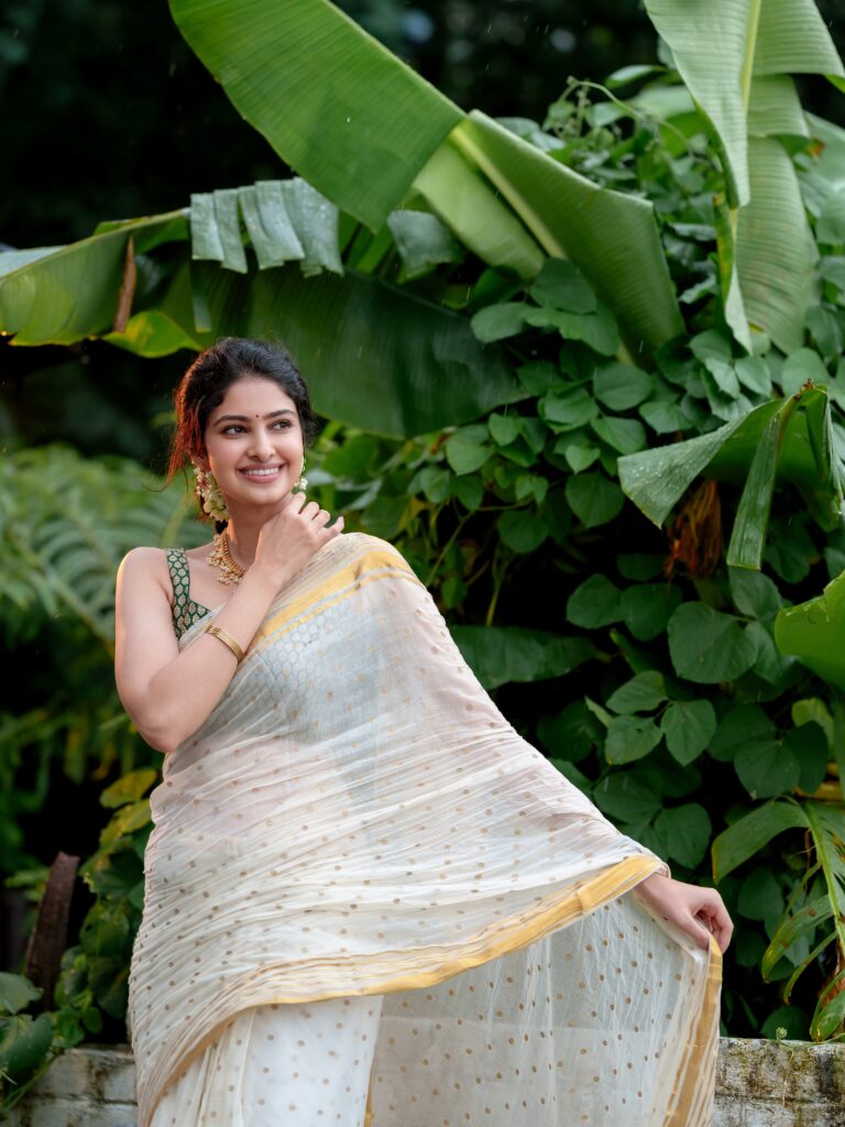 Manasa Varanasi’s Onam Look Stuns in Elegant Kasavu Saree and Traditional Jewellery 15 Simple Makeup and a Natural Smile