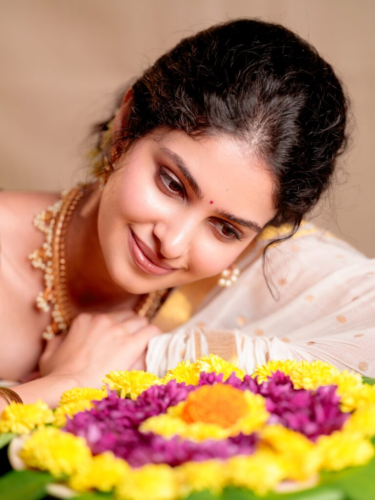 Manasa Varanasi’s Onam Look Stuns in Elegant Kasavu Saree and Traditional Jewellery 16 A Beautiful South Indian Festive Mood