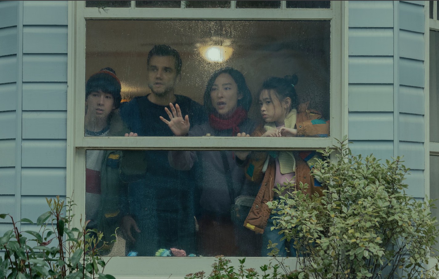 The Last House Review: A Claustrophobic Survival Thriller That Finds Its Strength Inside the Family Home 11 Wagner Moura and Greta Lee in Netflix survival thriller The Last House
